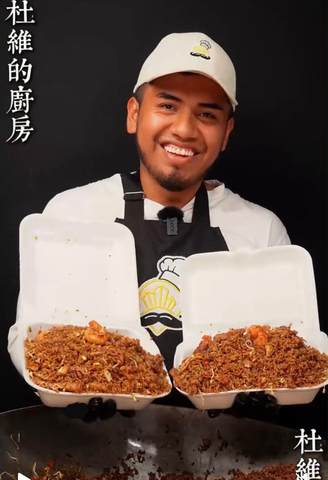 Duvi con las dos cajas de arroz chino y paisa